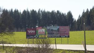 <p>Die großflächigen Werbetafeln entlang der N 62 beeinträchtigen das Landschaftsbild.</p>