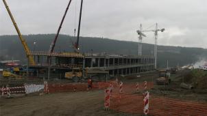 <p>Weil man es bei den großen Umbauarbeiten an der Rennstrecke von Spa-Francorchamps mit den gesetzlichen Bestimmungen der öffentlichen Auftragsvergabe offenbar nicht ganz so genau genommen hat, müssen sich vier Entscheidungsträger von damals, darunter der damalige Präsident der Verwaltungsgesellschaft, Jean-Marie Happart, und der ehemalige Malmedyer Bürgermeister André Denis vor dem Strafgericht verantworten.</p>