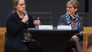 <p>Isabelle Weykmans (l.) wurde 2004 die erste weibliche Ministerin. Marie-Hélène Düsseldorf (r.) war 1986 als erste Frau ins heutige Parlament gewählt worden: „„Ich habe richtig fiese, hässliche Briefe erhalten“, erzählte sie.</p>