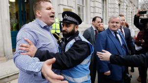 <p>Während beim EU-Gipfel in Brüssel über eine Verschiebung des Brexits debattiert wurde, kam es in London zu Protesten. Die Aufnahme zeigt einen Brexit-Befürworter, der vor dem Parlamentsgebäude den schottischen Abgeordneten Ian Blackford (rechts) verbal attackierte und von Sicherheitskräften zurückgehalten wurde.</p>