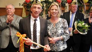 <p>Der frühere Sportlehrer Josef Theater mit seiner Goldenen Mütze und Eupens Bürgermeisterin Claudia Niessen (Ecolo). │ Bild: Helmut Thönnissen</p>