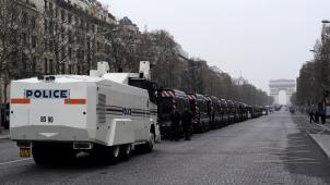 <p>Polizisten sichern die Champs-Elysees in Paris. Die französische Regierung will anlässlich einer weiteren Demonstration der Gelbwesten die Sicherheit verstärken, um eine Wiederholung der Unruhen zu vermeiden. │ Bild: dpa</p>