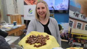 <p>Am Stand der Stadt Eupen gibt es Schokolade, Eupener Platz und ein Lächeln gratis. │ Bild: Klaus Schlupp</p>