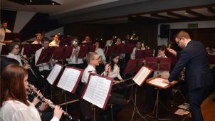 <p>Für Yannick Plumacher war es das letzte Jahreskonzert an der Spitze des MV Schoppen-Möderscheid.</p>