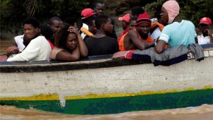 <p>In einem Holzboot fahren Menschen in den Bezirk Buzi, rund 200 Kilometer entfernt von Beira (Mozambik).</p>