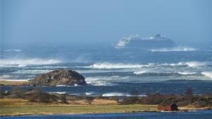 <p>Das in Seenot geratene Kreuzfahrtschiff „Viking Sky“ driftet in Richtung Land.</p>