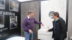 <p>David Schlembach (links) präsentiert auf der Messe das Angebot seines neu eröffneten Fliesengeschäfts in Herbesthal.</p>