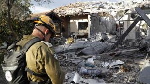 <p>Ein Haus nordöstlich der israelischen Küstenmetropole Tel Aviv ist am Montag direkt von einer Rakete getroffen worden. Dabei wurden in der Ortschaft Mischmeret sieben Menschen verletzt.</p>