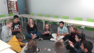 <p>Kartenspielen in der Mittagspause gehörte vor allem zu Beginn des Projektes zu den beliebten Aktivitäten der Paten und Patenschüler.</p>