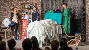 <p>Wer der Bräutigam am Ende wird, ob das Hirn wie geplant transplantiert wird und was für ein Machtwort Pater Ambrosius schlussendlich äußert, darüber geben die Aufführungen am Wochenende Aufschluss.</p>