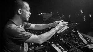 <p>Der vielseitige schwedische Künstler Sebastian Mullaert alias Wa Wu We wird ein fünfstündiges Set spielen.</p>