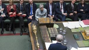 <p>Auf diesem vom britischen Parlament zur Verfügung gestellten Handout-Foto spricht der britische Labour-Parteichef Jeremy Corbyn (vorne), nachdem Premierministerin Theresa May im britischen Unterhaus eine Erklärung zu Brexit abgegeben hatte.</p>