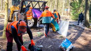 <p>Der Werkschutz von RWE räumt „waldfremde“ Gegenstände aus dem Hambacher Forst. Unter dem Schutz von Polizei werden am Montag Barrikaden und Baumaterial aus dem Wald entfernt.</p>
