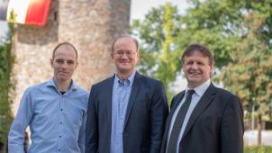 <p>Der St.Vither Schöffe René Hoffmann (rechts) hat den Vorsitz des Öffentlichen Wohnungsbaus (ÖWB) Eifel aus gesundheitlichen und technischen Gründen niedergelegt. Vorübergehend und bis zur Bezeichnung eines Nachfolgers hat sein Schöffenkollege und Vizepräsident Roland Gilson (links, neben Bürgermeister Herbert Grommes) die Amtsgeschäfte übernommen.</p>