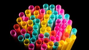 <p>Plastikstrohhalme und andere Einmalprodukte aus Kunststoff sollen in der EU bald nicht mehr erhältlich sein: Das Europaparlament wird am Mittwoch aller Voraussicht nach einem entsprechenden EU-weiten Verbot zustimmen.</p>