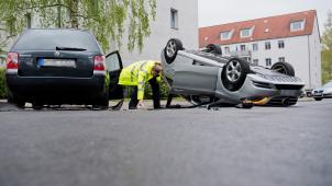 <p>Ein Autofahrer hat die Vorfahrtsregel rechts vor links missachtet, und schon hat es geknallt. Foto: dpa</p>