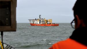 <p>Das niederländische Spezialschiff „Atlantic Tonjer“ birgt den Müll, der aus Hunderten Containern stammt, die bei Sturm über Bord eines Containerschiffs gingen.</p>