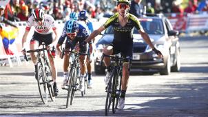 <p>Adam Yates verwies Egan Bernal und Daniel Martin (von rechts) auf die Plätze.</p>