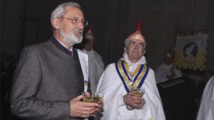 <p>Christian Nezer, der Großmeister der Blancs Moussis in Stavelot, steht seit 33 Jahren an der Spitze der Bruderschaft. Er wird sich nach dem Laetare 2019 zurückziehen. Zu den Aufgaben des Grand Maître gehört alljährlich die Einführung neuer Ehrenritter, wie hier 2016, als mit dem St.Vither André Henkes einer der ranghöchsten Juristen Belgiens (Erster Generalanwalt und bald Generalprokurator beim Kassationshof) in die Ehrenbruderschaft aufgenommen wurde.</p>