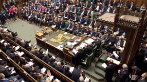 <p>Dieses vom House of Comons zur Verfügung gestellte Foto zeigt Theresa May (Mitte l), Premierministerin von Großbritannien, im britischen Parlament.</p>