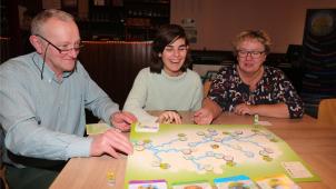 <p>Eupens Umweltschöffin Catherine Brüll (Mitte), ihr Vorgänger Arthur Genten und Claudia Bettendorff-Schmitz haben Spaß bei dem Spiel „Flussdorf“.</p>
