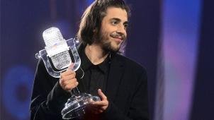 <p>Salvador Sobral aus Portugal, Sieger des 62. Eurovision Song Contest (ESC), steht mit der Siegertrophäe nach dem Finale auf der Bühne.</p>