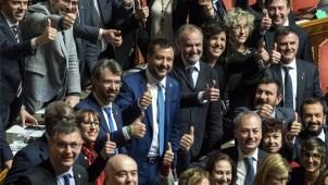 <p>Matteo Salvini (Mitte), Innenminister von Italien, steht zusammen mit seinen Unterstützern und gestikuliert. Eine umstrittene Reform des Notwehr-Gesetzes hat die letzte Hürde genommen.</p>