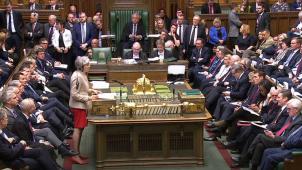 <p>Theresa May (links), britische Premierministerin, spricht im Unterhaus während einer Brexit-Debatte. Das britische Parlament stimmt erneut über das EU-Austrittsabkommen ab.</p>