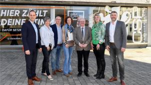 <p>Gruppenfoto vor dem Eupener „Pavillon“: Marie-Martine Schyns (Vierte von links) ist Spitzenkandidatin. Robert Nelles (Dritter von rechts) würde gerne ihren Sitz im Parlament einnehmen, sollte sie Ministerin bleiben. Außerdem sind zu erkennen – von links: Colin Kraft, Sandra Houben-Meessen, Marcel Henn, Astrid Bastin und Pascal Arimont.</p>