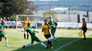 <p>Der KFC Weywertz (Robin Boemer in gelb) ist bestrebt, vor den schwierigen Restspielen der Saison den Klassenerhalt in trockene Tücher zu bringen.</p>