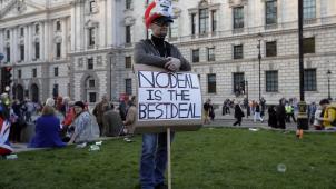 <p>Ein Brexit-Befürworter stützt sich auf ein Schild mit der Aufschrift No Deal is the best deal (Kein Deal ist der beste Deal) am Ende des March to Leave, einem Protestmarsch von Brexit-Unterstützern.</p>
