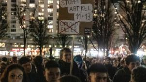 <p>Menschen stehen bei einem „Trauermarsch“ nach der Entscheidung des Europaparlaments für ein neues Urheberrecht am Neptunbrunnen in Berlin. Das Europaparlament hat der umstrittenen Reform des Urheberrechts ohne Änderungen zugestimmt und damit den Weg für eine baldige Umsetzung geebnet. Auch der besonders kontrovers diskutierte Artikel, der Plattformen wie Youtube stärker in die Pflicht nimmt, fand am Dienstag in Straßburg eine Mehrheit unter den Abgeordneten. Das Thema wird auch in Ostbelgien heiß diskutiert.</p>