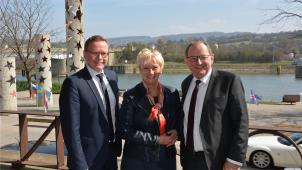 <p>Das Bild zeigt von links Alexander Miesen, Patricia Creutz-Vilvoye und Fernand Etgen (Präsident der Luxemburger Abgeordnetenkammer).</p>