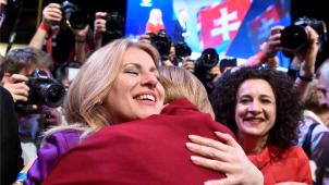 <p>Zuzana Caputova (l.) wird von ihrer Mitarbeiterin Nora Beòáková während der Zwischenergebnisse beglückwünscht.</p>