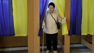 <p>Eine Wählerin verlässt mit ihrem Wahlzettel eine Wahlkabine während der Präsidentschaftswahlen.</p>