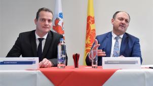 <p>Ministerpräsident Oliver Paasch (links) und sein wallonischer Amtskollege Willy Borsus am Sonntagabend bei dem Pressegespräch nach der Regierungssitzung in Eupen.</p>