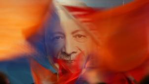 <p>Anhänger des türkischen Präsidenten Erdogan schwenken nach den Kommunalwahlen Fahnen mit dessen Konterfei.</p>