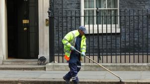 <p>Ein Straßenreiniger fegt die Straße vor 10 Downing Street, London, vor der letzten Runde der Debatten im Unterhaus über Brexit-Themen.</p>