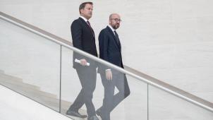 <p>Xavier Bettel (l), Premierminister von Luxemburg, und Charles Michel, Premierminister von Belgien, kommen im Musée d'Art Moderne gemeinsam eine Treppe hinunter. Die Benelux-Staaten und Nordrhein-Westfalen wollen ihre Zusammenarbeit vertiefen.</p>