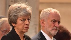 <p>Theresa May (links), Premierministerin von Großbritannien, und Labour-Chef Jeremy Corbyn (rechts) bei einer Zeremonie in der St. Margaret's Kirche in Westminster</p>
