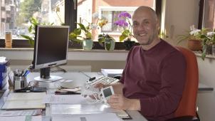 <p>Michel Johanns hält ein Energiemessgerät in Händen.</p>