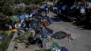 <p>Ein kleines Mädchen spielt am Rand des Flüchtlingslagers auf der griechischen Insel Samos im Müll.</p>