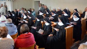 <p>Einen besonderen Moment erlebten die Gäste im Abschiedsgottesdienst, als die scheidenden Schwestern in der Steinfelder Kapelle ihre Choralgesänge anstimmten.</p>