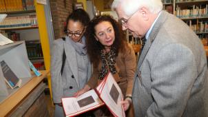 <p>Zur Schenkung ist es durch den guten Kontakt von Charlotte Gutman (Mitte) und Büchereileiterin Anne-Marie Minke gekommen.</p>