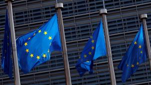 <p>Europa-Flagge am EU-Kommissionsgebäude in Brüssel - Foto: REUTERS/Francois Lenoir</p>