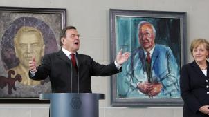 <p>Bei der Übergabe eines Schröder-Porträts spricht Gerhard Schröder im Kanzleramt im Beisein von Bundeskanzlerin Angela Merkel.</p>