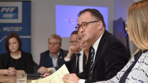 <p>Zuversichtlich in die Europawahl: Yves Derwahl (2.v.r.), Shayne Piront (r.) und (von l.) Evelyn Jadin, Gregor Freches, Alexander Miesen und Kattrin Jadin. Es fehlen Christoph Gentges und Anne Meessen.</p>