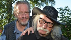 <p>Der kurze Eifler mit dem schwarzen Hut und der große Blonde mit den Fingern am Klavier sind am Samstag zu Gast in Bütgenbach.</p>