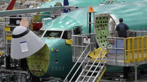 <p>Ein Arbeiter betritt eine Boeing 737 MAX 8 in Renton.</p>