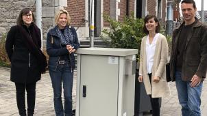 <p>Vor dem Rathaus werden die Rußpartikel gemessen. Unsere Aufnahme zeigt die ISSeP-Projektverantwortlichen mit Bürgermeisterin Claudia Niessen (2. v. l .) und Schöffin Catherine Brüll (2. v. r.)</p>